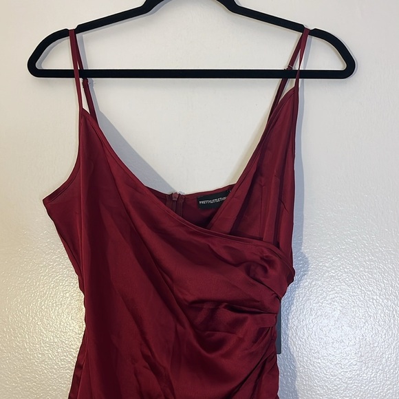 Pretty Little Thing | New shape burgundy wrap dress Women’s size 4 hourglass - Picture 5 of 9